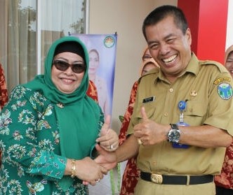 Sofia Fattah dan Ali Redo saat tampil bersama diacara peresmian gedung Dharma Wanita Batanghari kemarin. Keduanya disebut-sebut bakal berpasangan di Pilkada Batanghari mendatang.